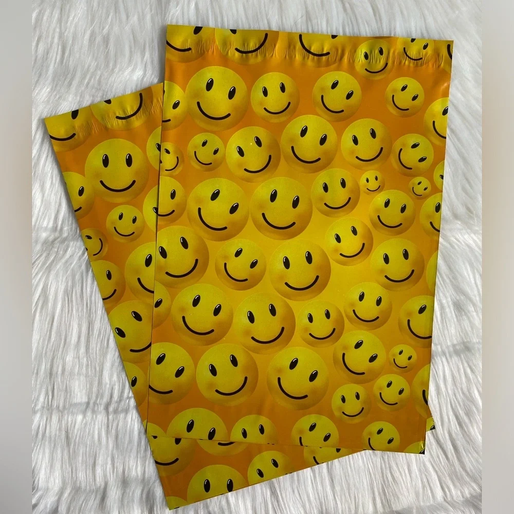 100 10x13 Smiley Face Poly Mailers